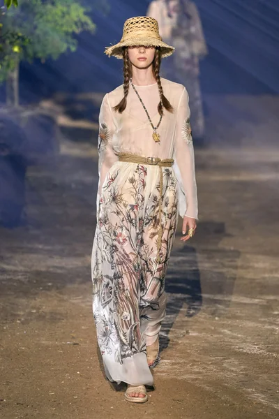 Look 10